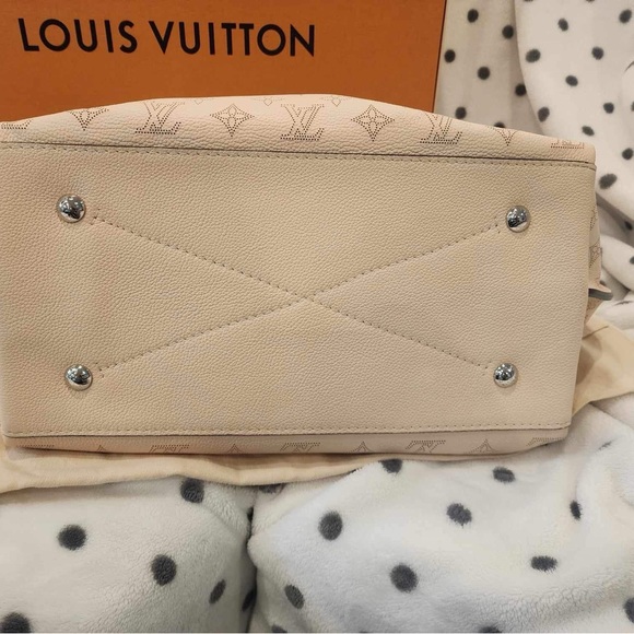 SOLD ❌ Louis Vuitton Carmel Mahina ❌ SOLD - Picture 4 of 9